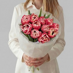 11 пионовидных тюльпанов